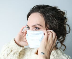 Masca şi mănuşile devin obligatorii în spaţiile publice din Timişoara